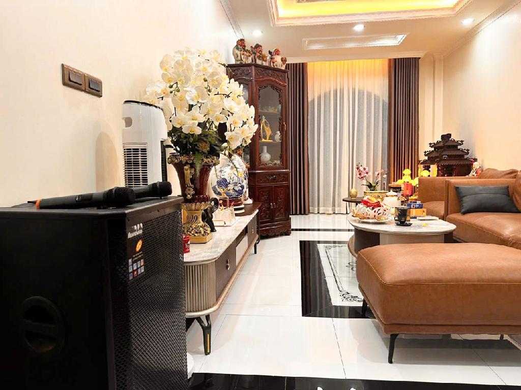 Bán  nhà phố  Trần Khát Chân , trung tâm quận Hai Bà  Trưng, ô tô vào nhà , cầu thang máy, view hồ điều hòa, 63m, 12.99 tỷ